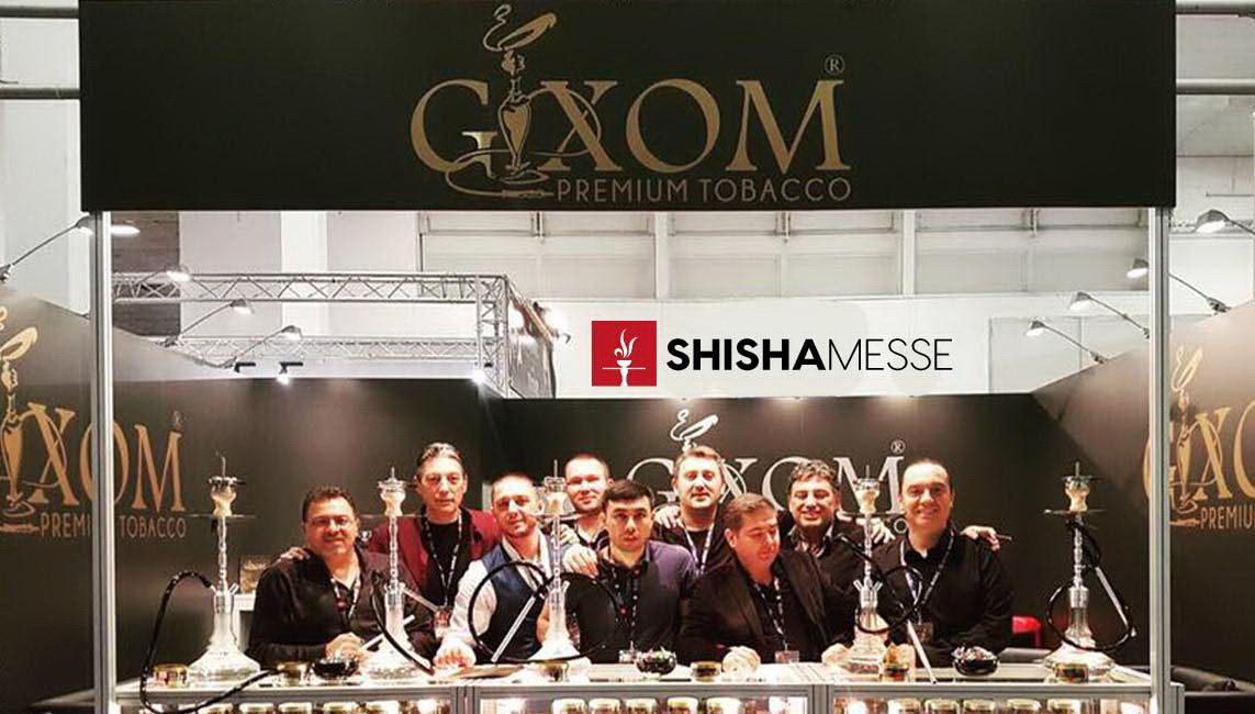 Команда компании Gixom Tobacco Tutun Mamulleri - групповой портрет на фоне логотипа бренда