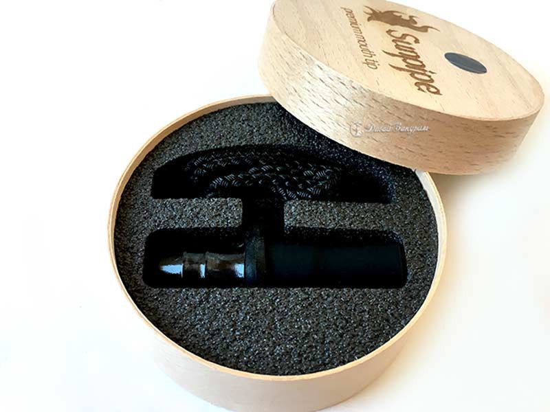 personalnyi-mundshtuk-sunpipe-premium-mini-black-chernyi-s-pletenym-shnurom-v-svetloi-dereviannoi-korobochke-krugloi-formy
